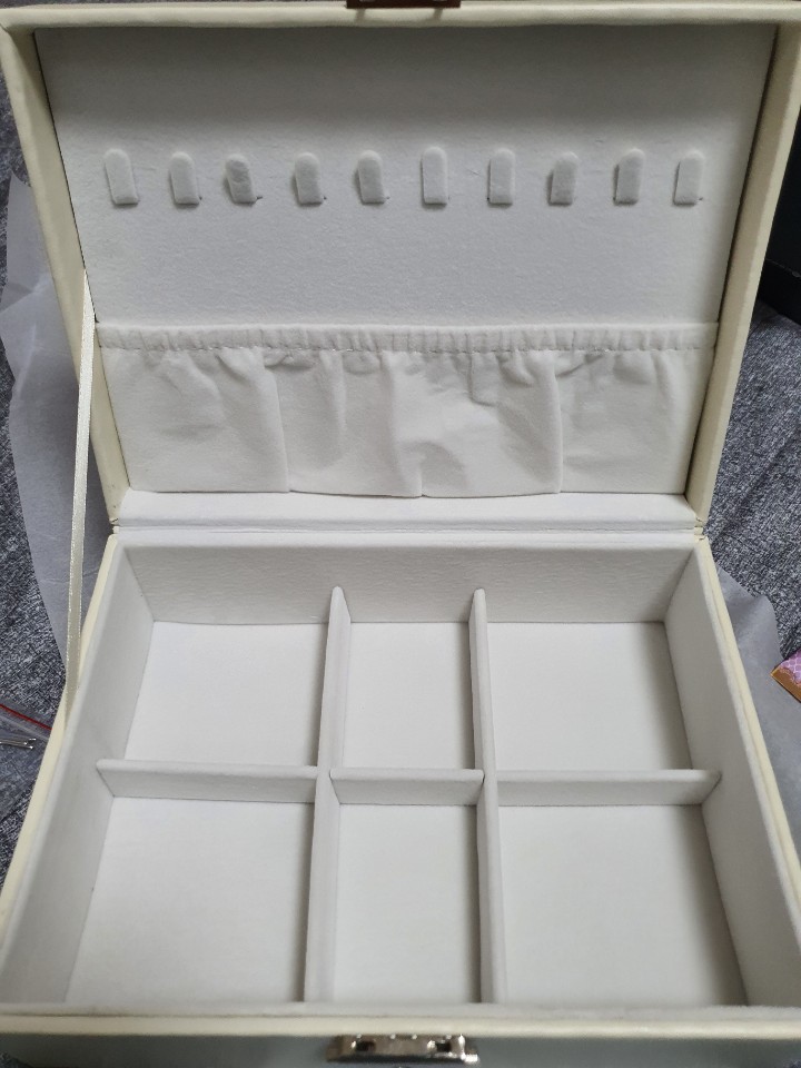 악세사리 보관함 아래층