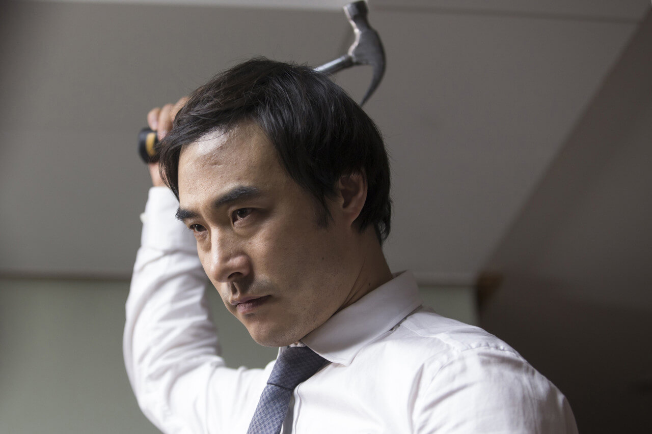 망치로 자신의 가족을 살해하려는 김과장