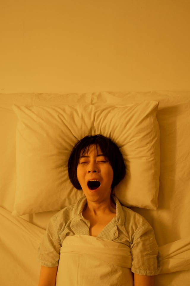  밤마다 뒤척이는 중년 여성을 위한 솔루션&amp;#44; 갱년기 불면증 완화 생활 루틴