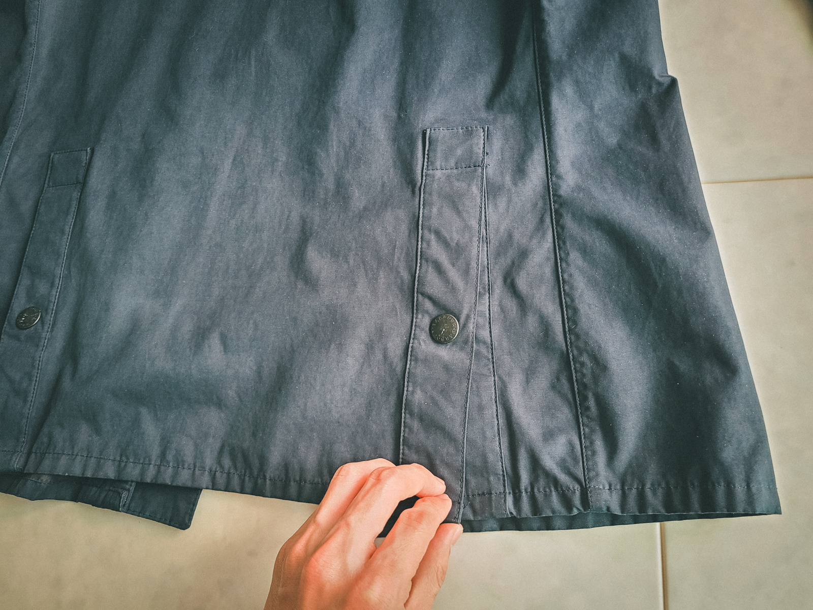 뒷면 양쪽 사이드 벤트 디테일로 활동성에 도움을 줍니다