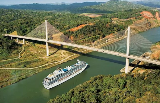 파나마운하를 지나는 선박