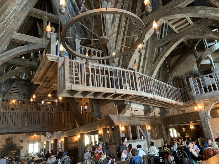 Three Broomsticks 자리와 천장의 조형물