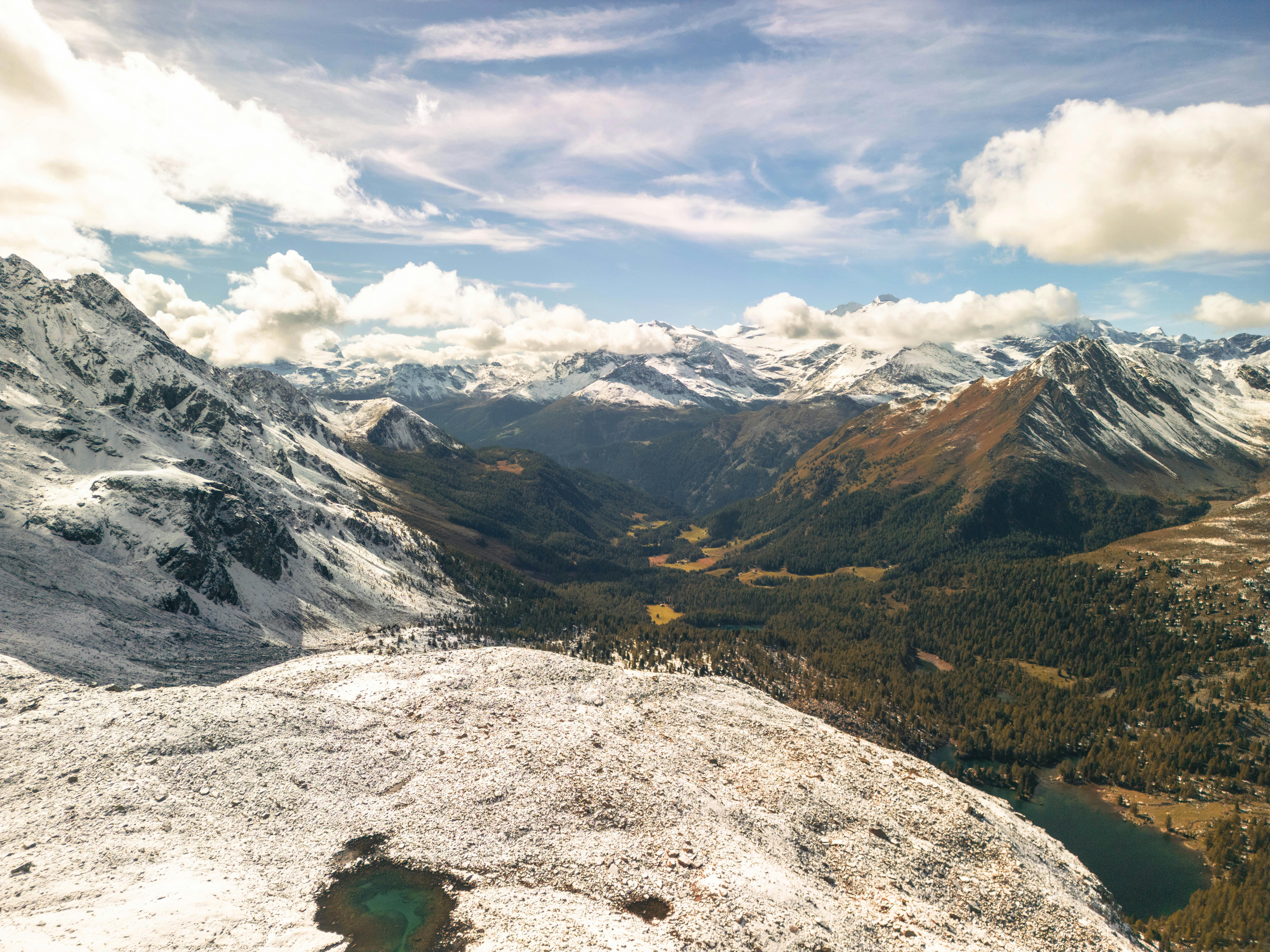 맑고 깨끗한 거울을 보는을 상징하는 이미지
