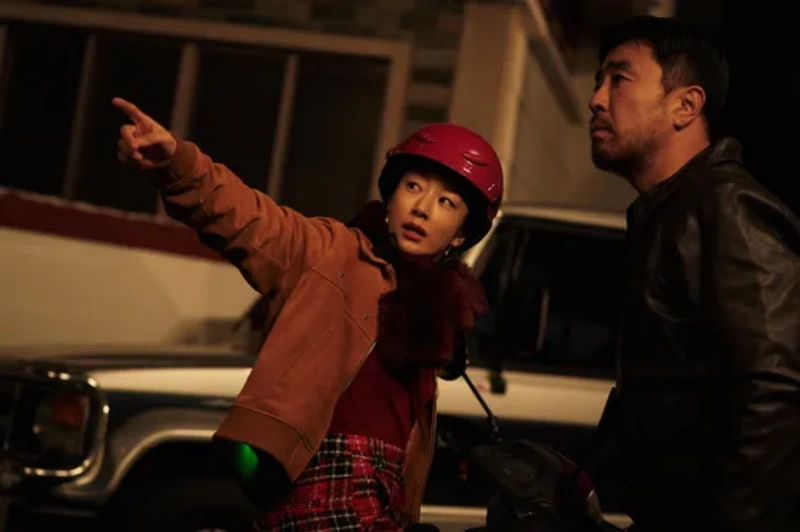 빨간 헬멧에 오토바이를 타고 있는 드라마 무빙의 황지희