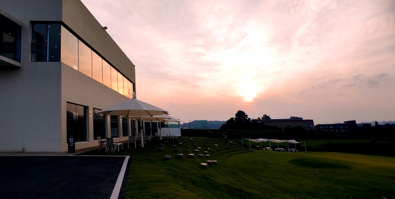 노을이 지는 무대 베이커라 카페의 아웃테리어