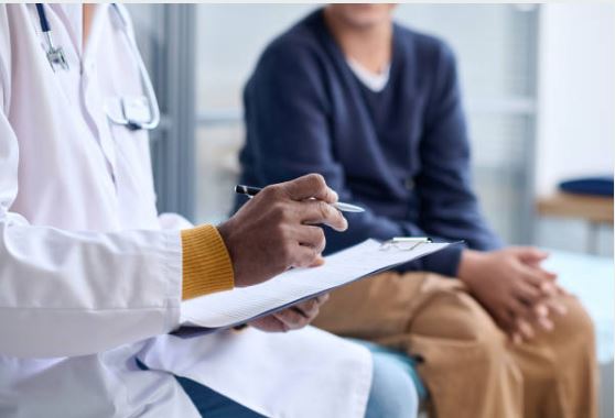 의사가 설명하는 사진