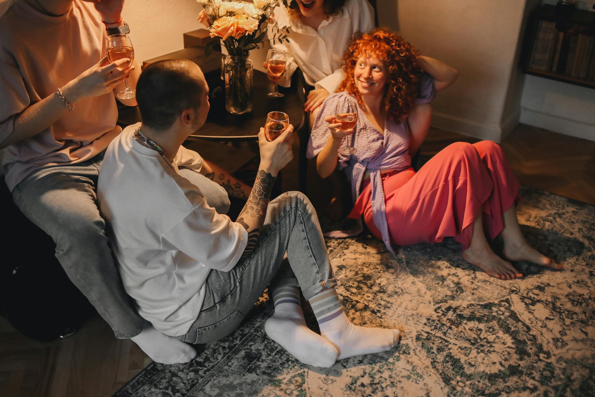 세명의-서양사람이-집안에오순도순모여-화기애애하게얘기중이다