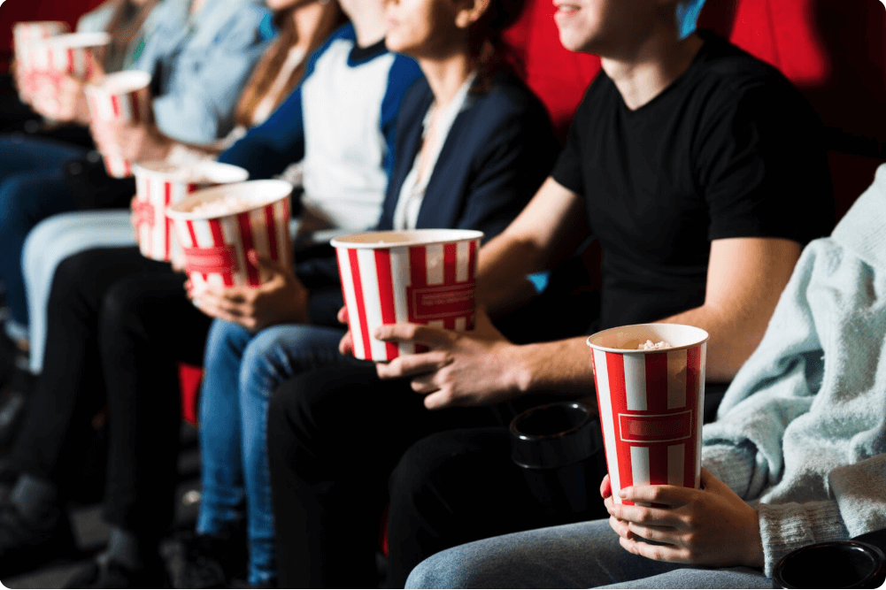 팝콘 먹고 있는 관람객