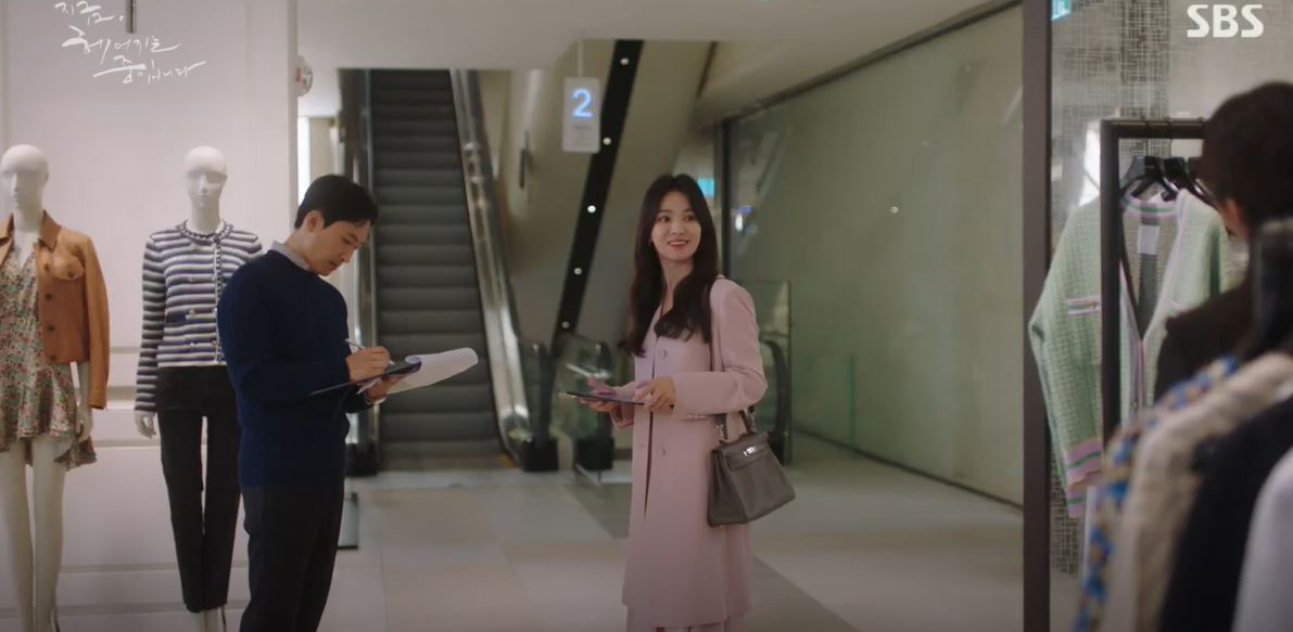 미샤 울 혼방 노카라 자켓을 입고 백화점을 둘러보고 있는 하영은