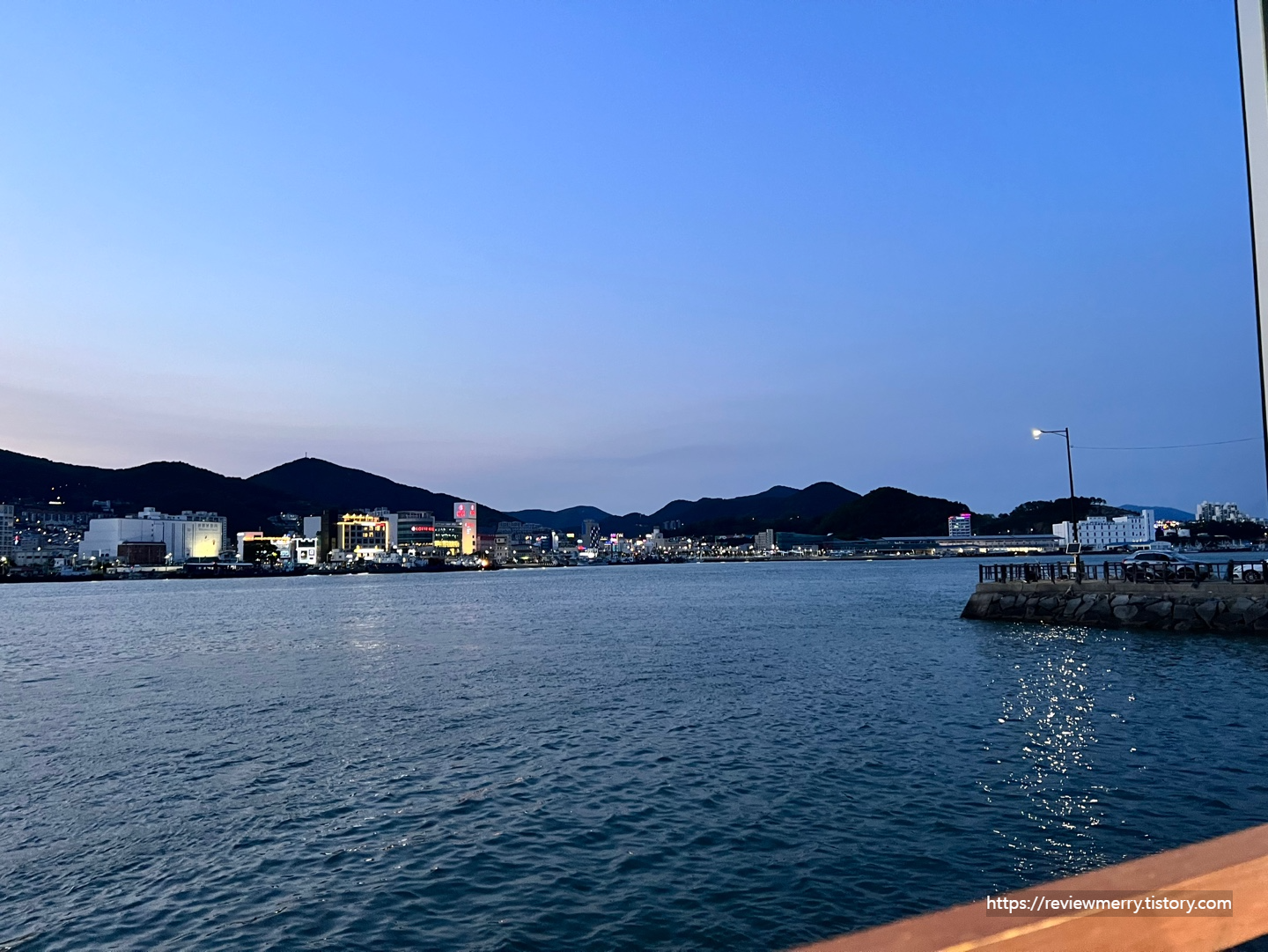 창가 노을 뷰
