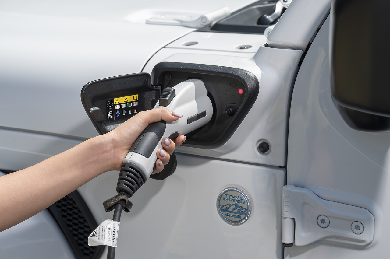 2024 지프 랭글러 4XE 하이브리드 연비와 성능의 완벽 조화