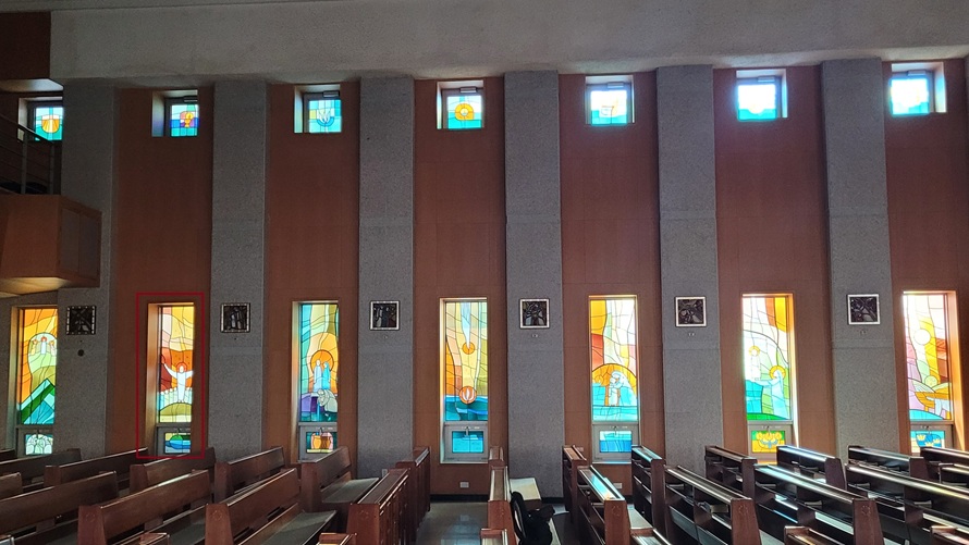 갈현동성당 성전 안 십자가의 길, 스테인드글라스 사진입니다.