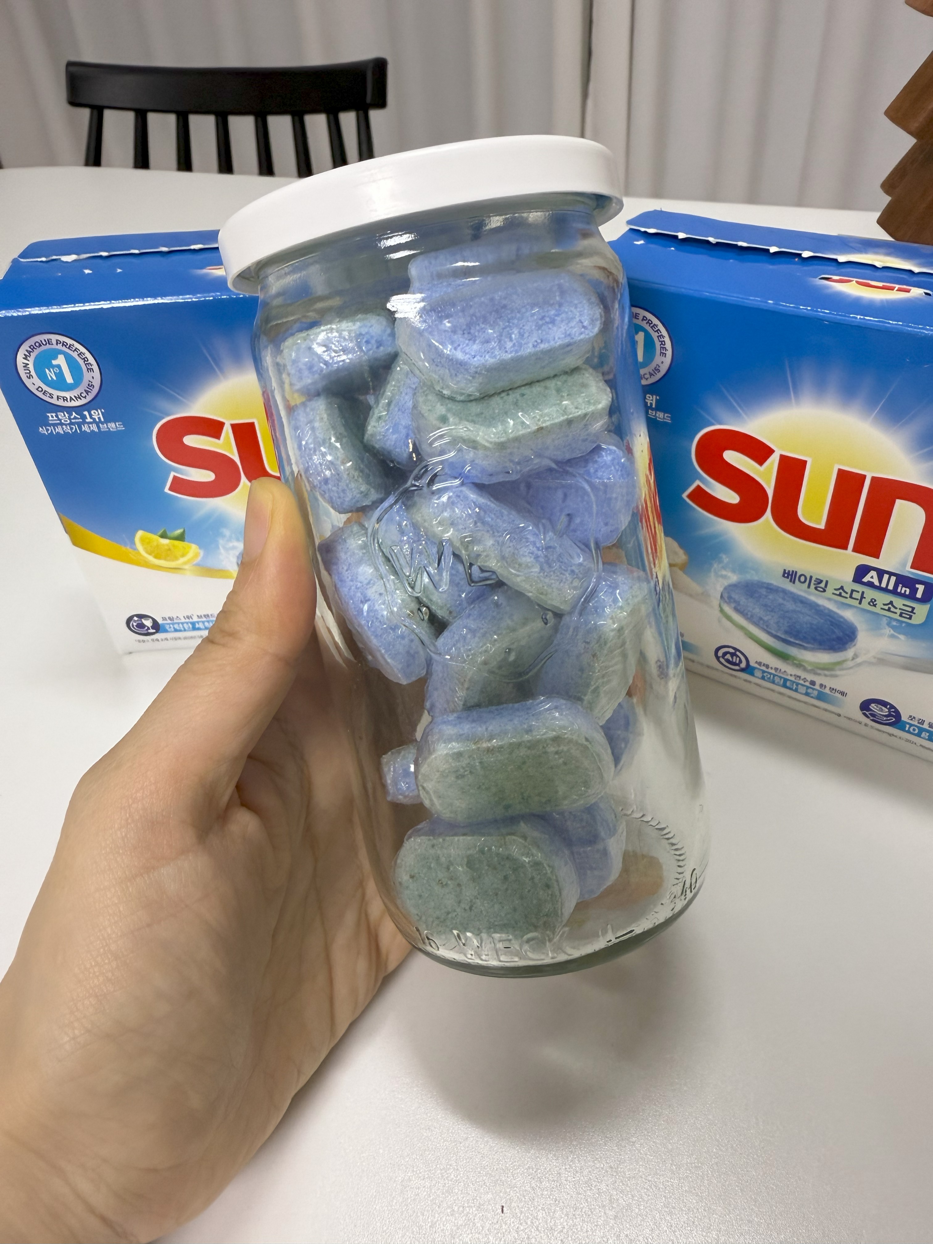 썬 식기세척기세제를 웩병에 담아 정리한 장면