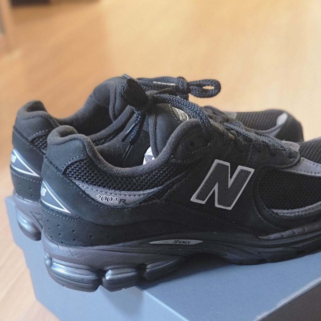 뉴발란스 2002r 디테일