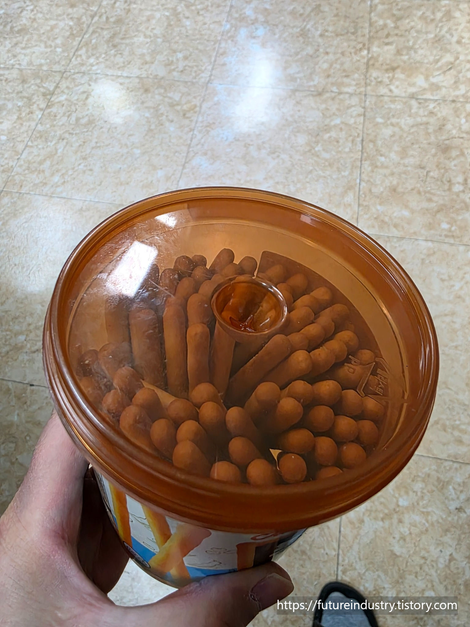 두부스틱 뚜껑 홈, 두부스틱 용기 구조, 과자 용기 뚜껑 여는 법, 플라스틱 용기 설계, 이지캡 구조, 간식 용기 개봉 방법, 
생활 속 디자인, 패키징 설계 사례,