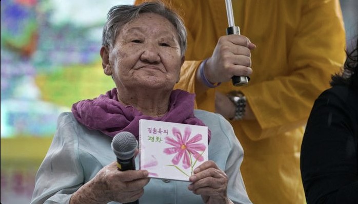 길원옥 할머니가 평화를 외치는 모습