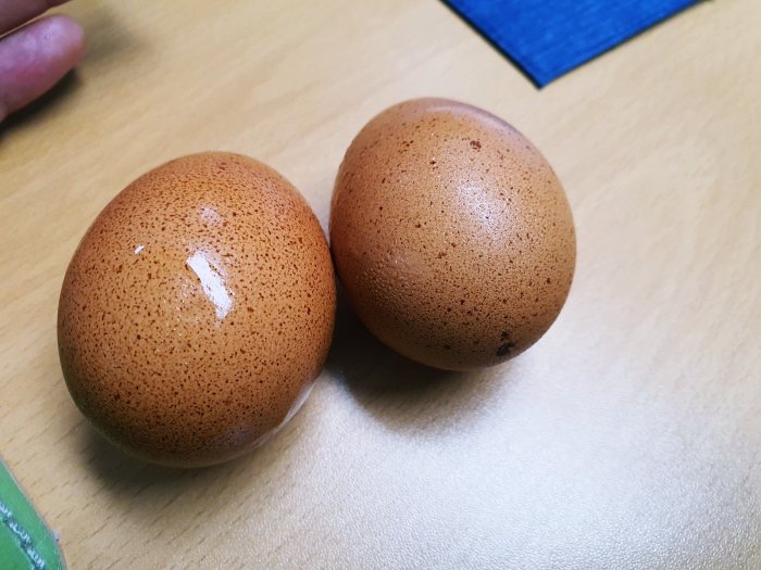 책상위에-놓인-삶은계란-두개