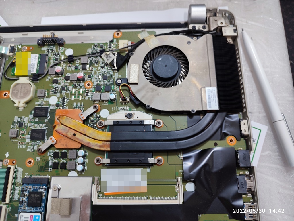 CPU 방열판을 열어보고 있습니다.