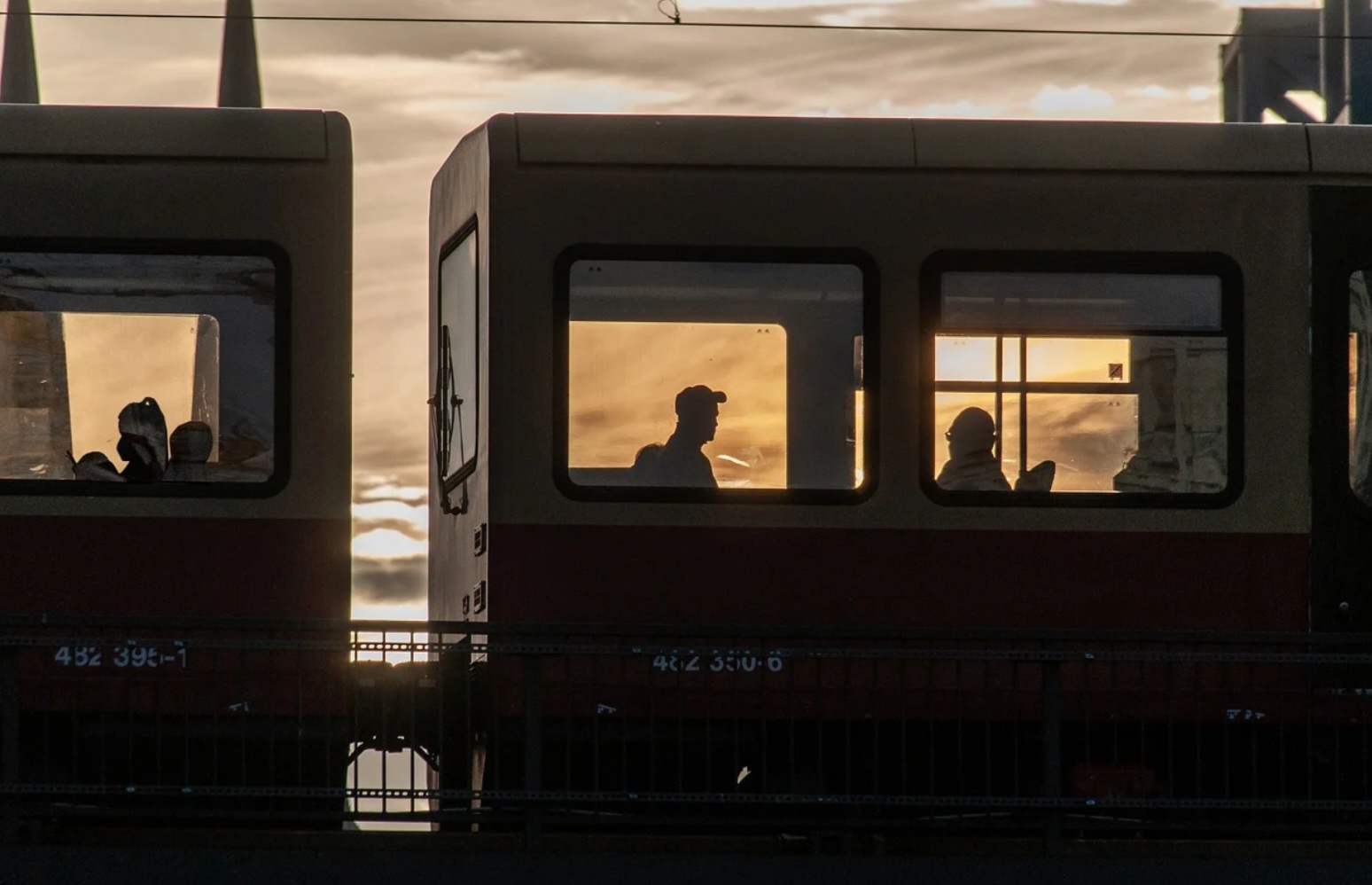 기차로 떠나는 소도시 여행: 역에서 만나는 낭만