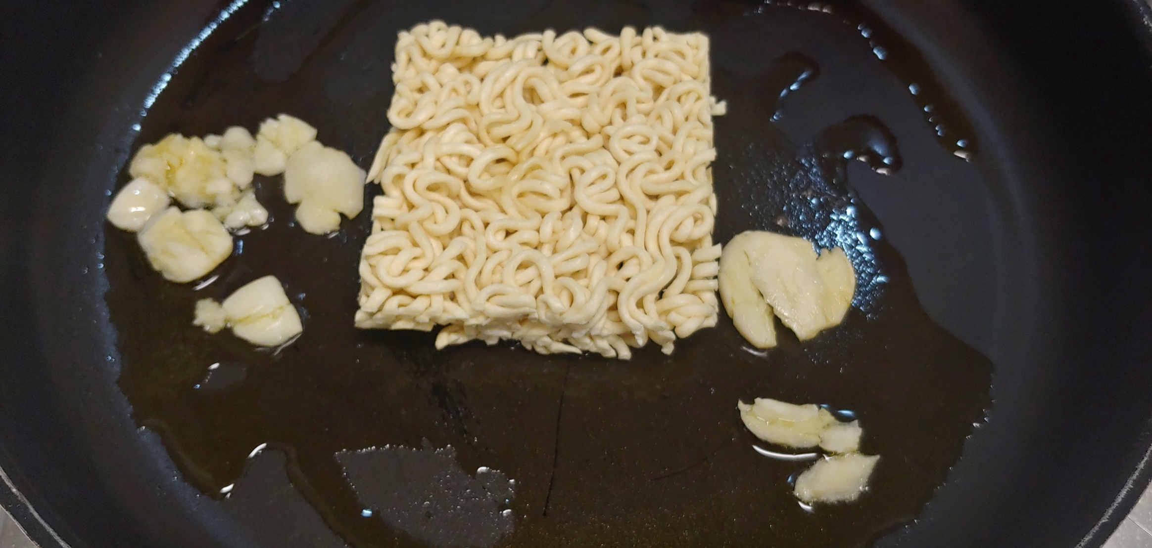 마늘과 같이 오일에 약불로 지긋이 익혀주세요.