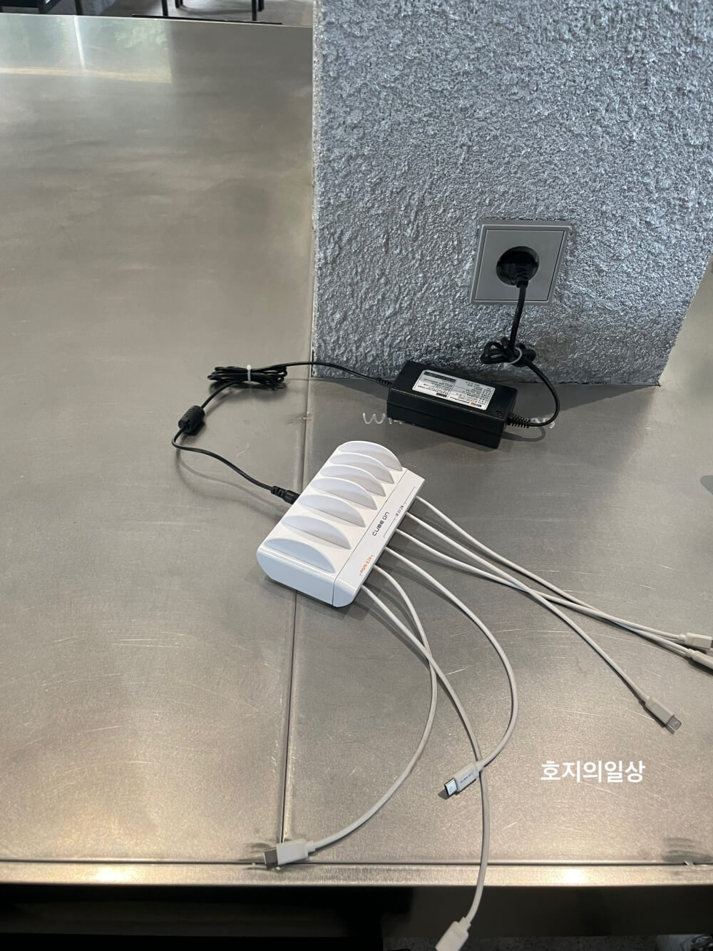 제주 구좌 카페 맛집 꼬스뗀뇨 - 비치된 멀티 충전기