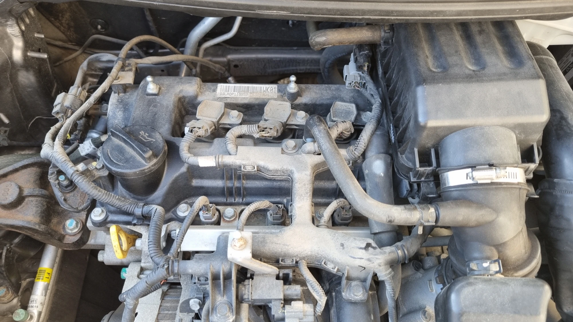 엔진 커버 열린 모습