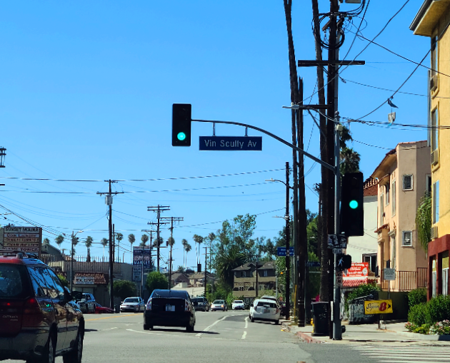 다저 스타디움으로 가는 길에 지나간 빈 스컬리 에버뉴. 가운데에 파란 표지판으로 Vin Scully Av.라고 적혀 있다.