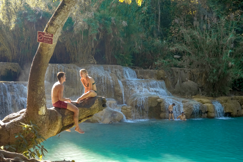 꽝시폭포에서 쉬고 있는 젊은 남녀