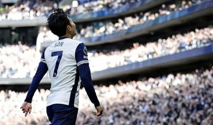 경기후-관중객들을-바라보고-있는-손흥민