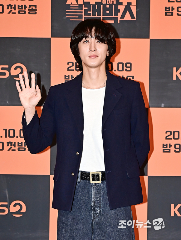 잔나비 최정훈이 5일 오후 서울 용산구 CGV용산아이파크몰에서 열린 KBS2TV &#39;지구 위 블랙박스&#39; 제작발표회에서 포토타임을 갖고 있다. [사진=곽영래 기자]