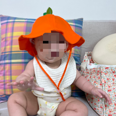 등에 쿠션 받쳐주고 혼자 앉는 연습하는 아기