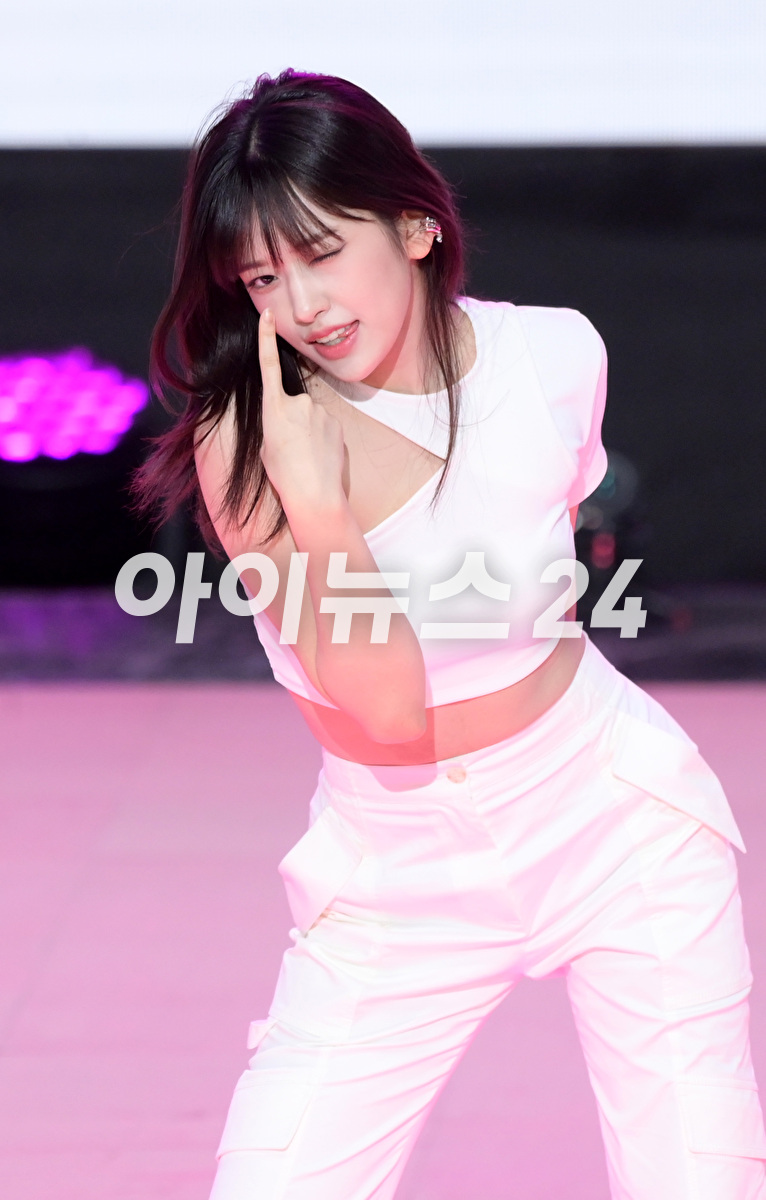 그룹 아이브(IVE)가 18일 오후 서울 마포구 상암동 SBS프리즘타워 오디토리움에서 진행된 SBS M &#39;더쇼&#39; 생방송 현장에서 멋진 무대를 선보이고 있다. [사진=정소희 기자]