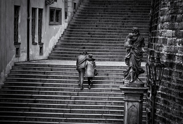 계단꿈,계단오르는꿈,계단내려가는꿈,계단에서떨어지는꿈,계단꿈해몽