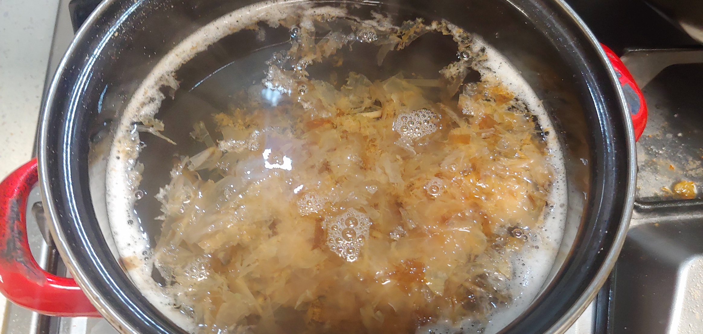 가쓰오부시 한줌 넣고 식혀주면 향과 맛이 살아나는 육수가 됩니다.