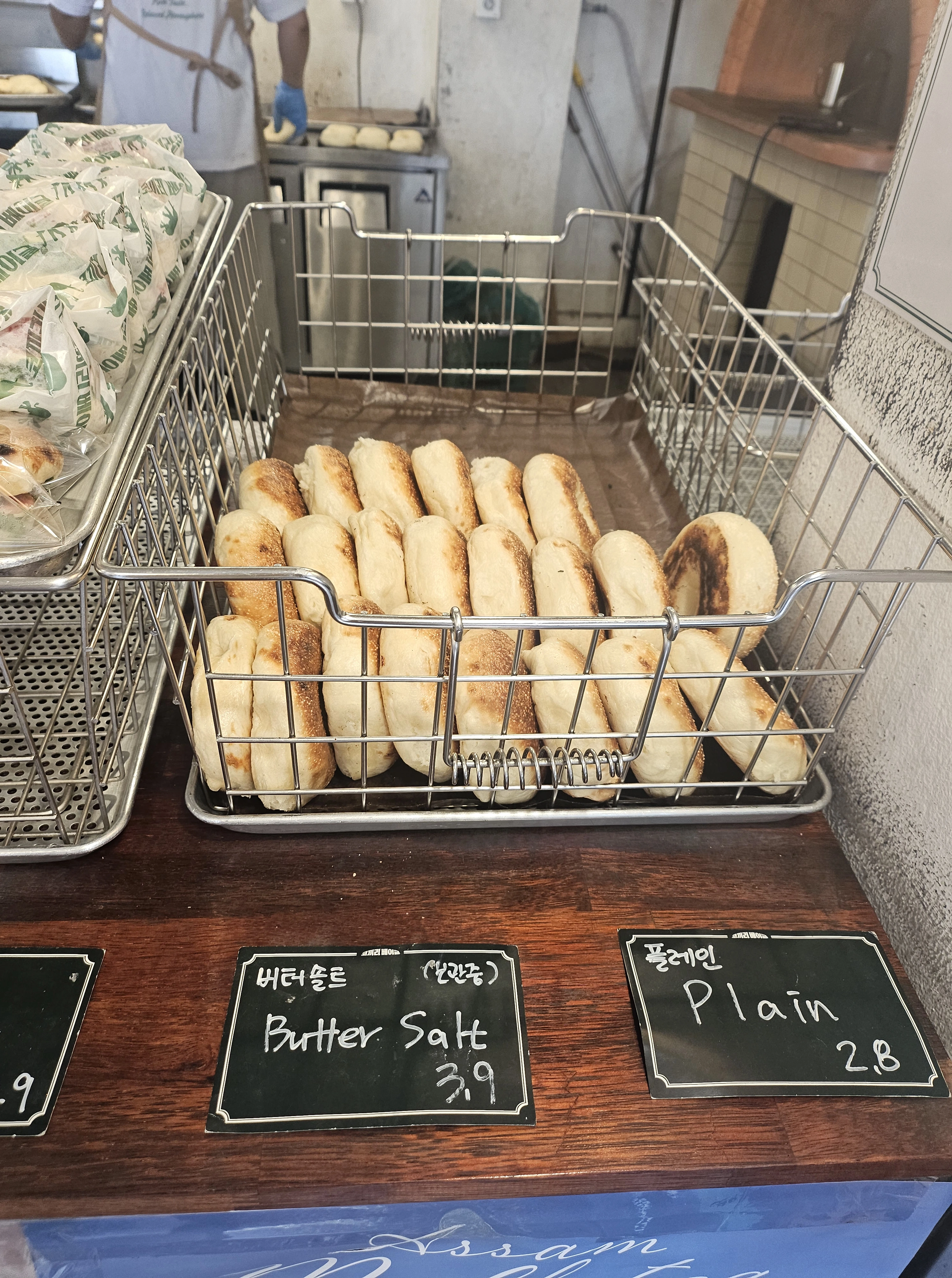 코끼리베이글-한남점-매장내부-버터솔트베이글-플레인베이글