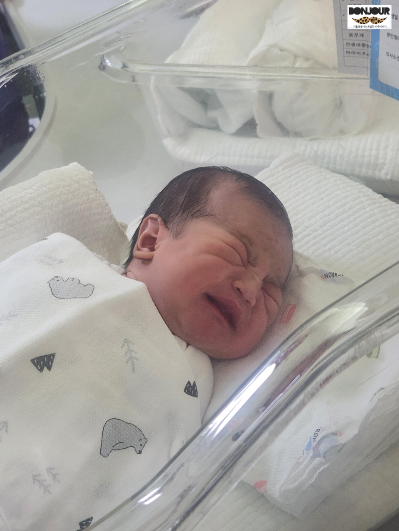 신생아 배앓이 증상으로 우는 아기, 3주차 영아산통과 용쓰기, 용쓰기로 얼굴이 빨개진 상황