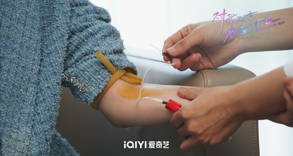대아이언위험적타-이묵지의 팔-주사바늘로 피 뽑는 장면