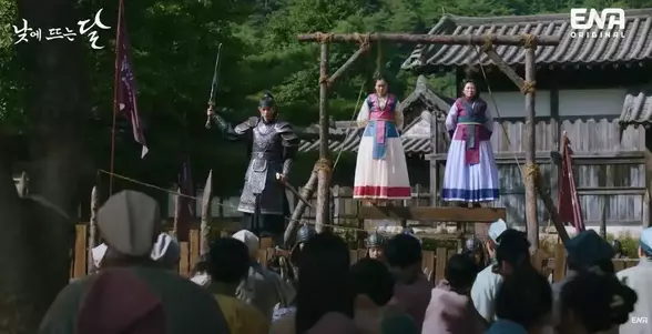 낮에 뜨는 달 결말 / 도하가 한리타의 가족을 교수형 하는 장면