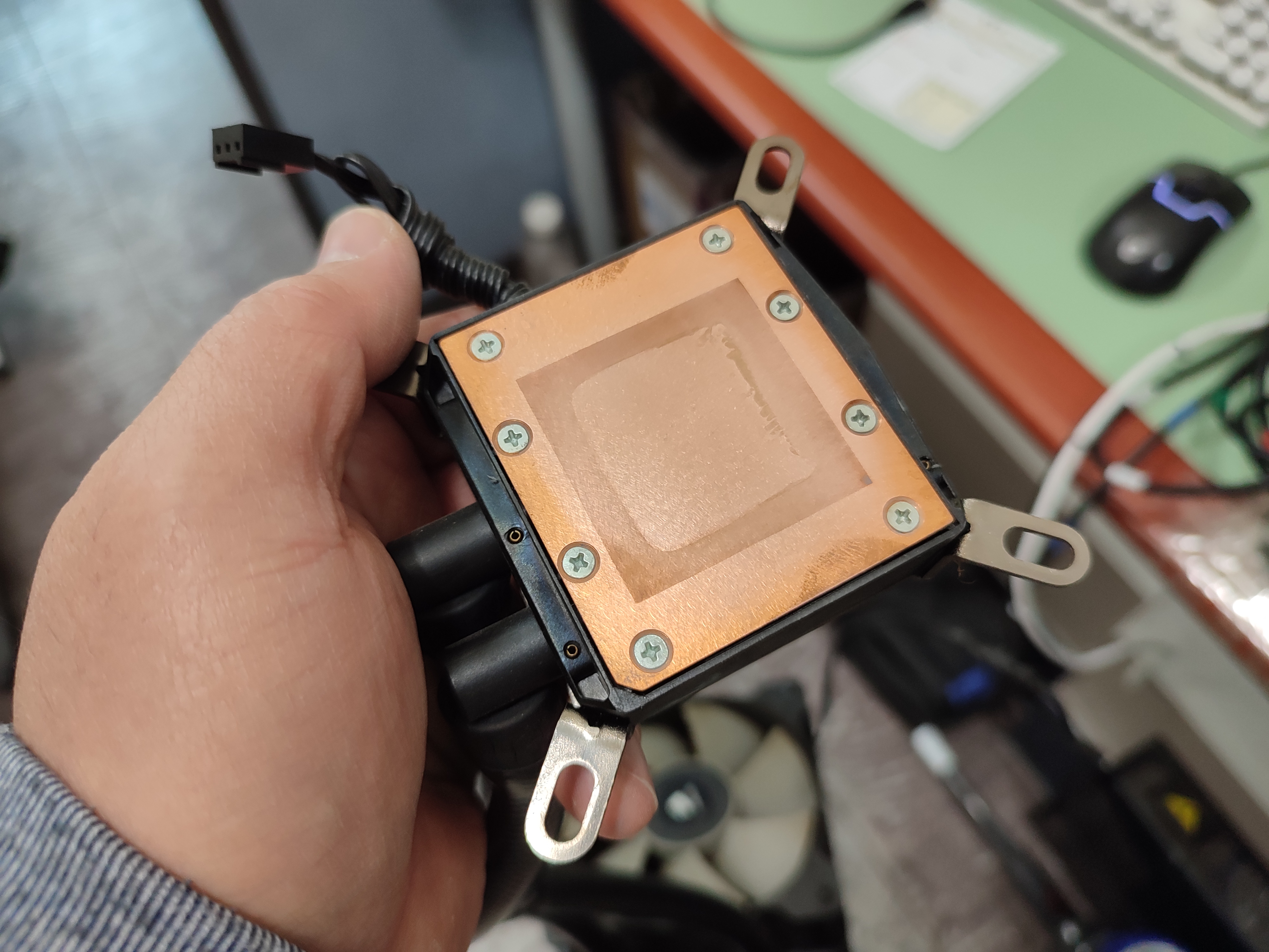 수랭쿨러 밑면의 굳어버린 서멀을 닦아내고 있습니다.