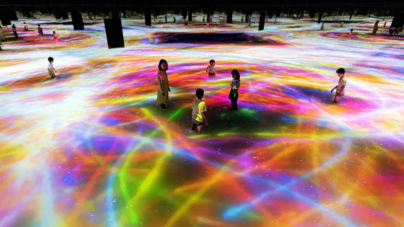 일본 도쿄 팀랩 플래닛 여행-사람과 함께 춤추는 잉어가 그리는 수면 위의 드로잉