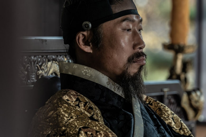 생각에 잠긴 인조 모습