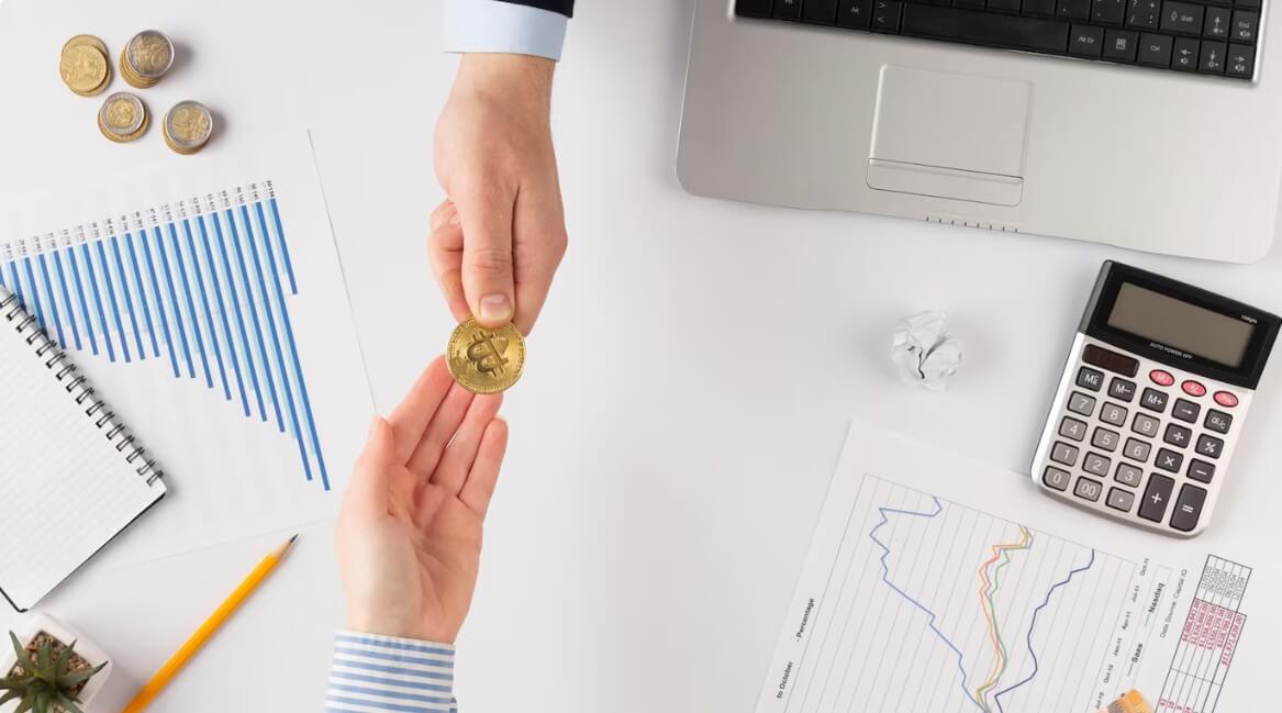 상대방에게 동전을 건네는 모습