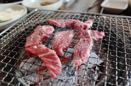 숯불구이 고기 식당