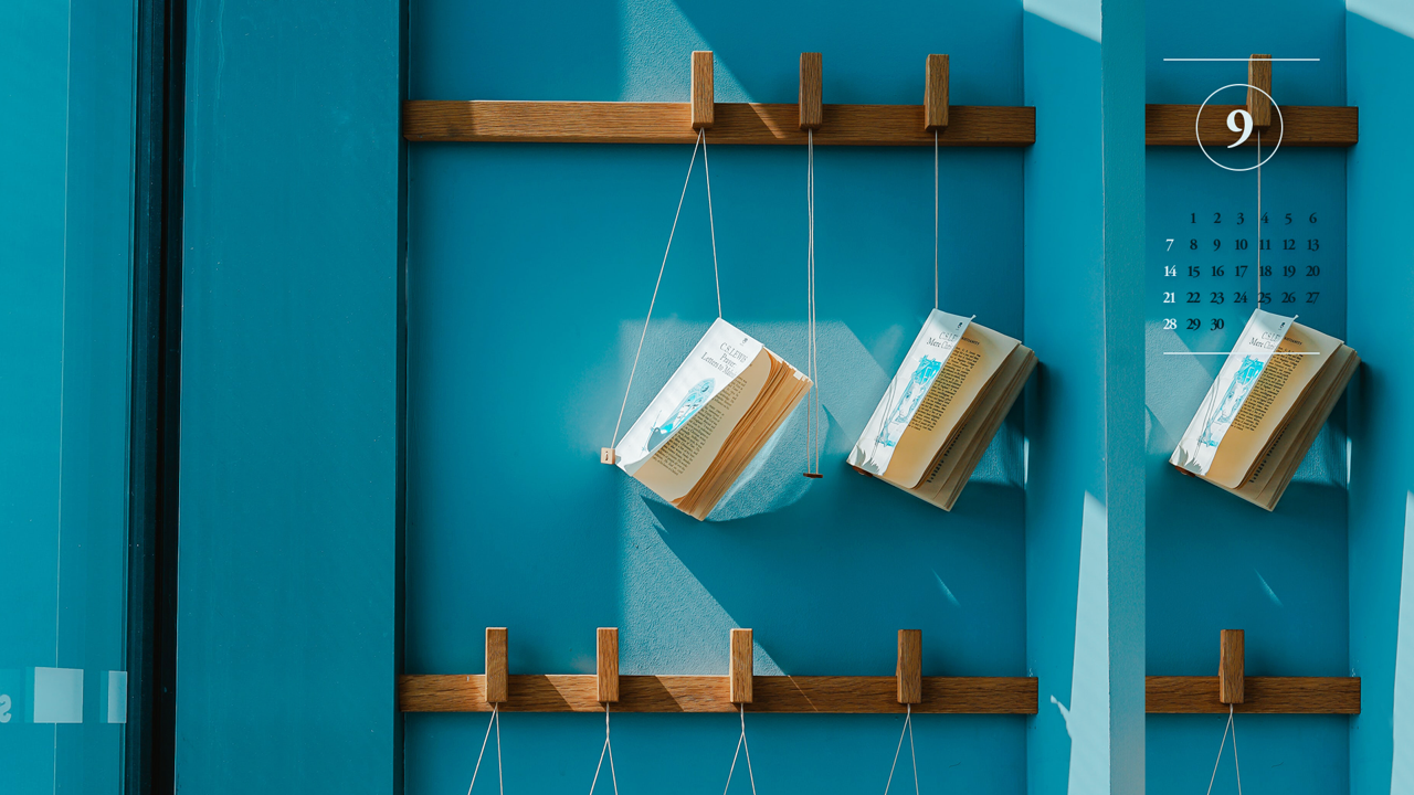 07 벽에 걸린 책 A - 2025년9월 노트북배경화면