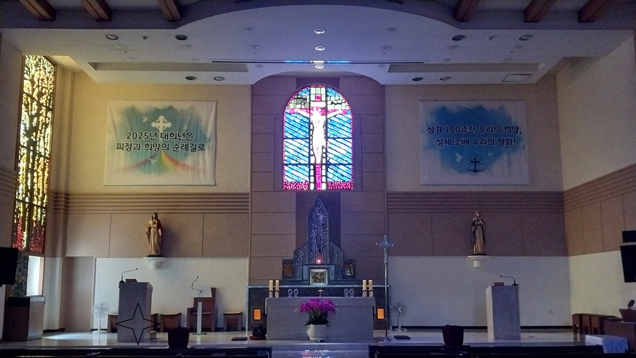 역촌동성당 제대, 제단, 십자고상, 감실, 스테인드글라스 사진입니다.