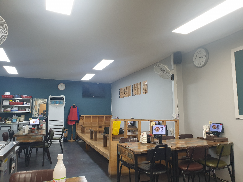 벽면은 파란색 벽은 흰색으로 깔끔하게 정돈된 음식점