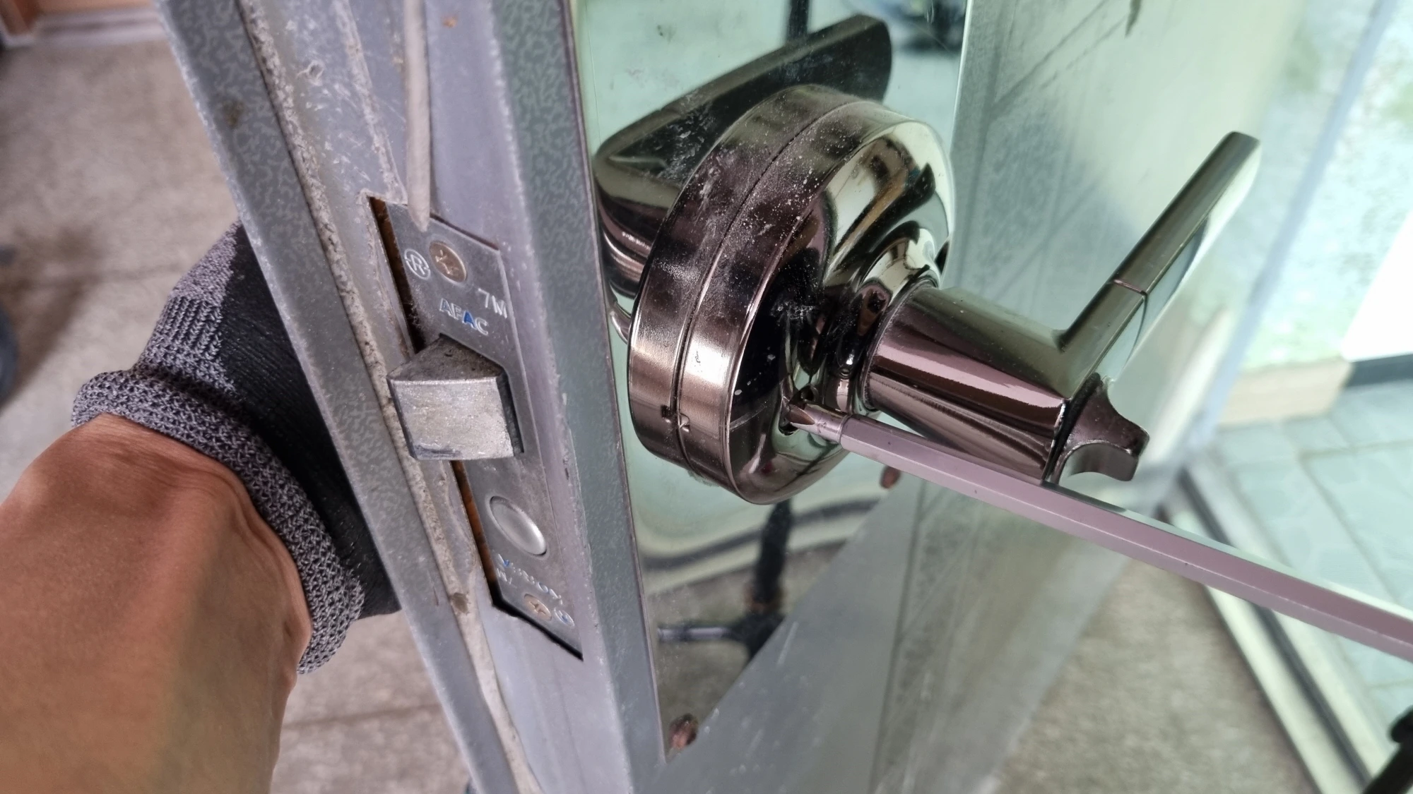 현관문 문고리 떼는 모습