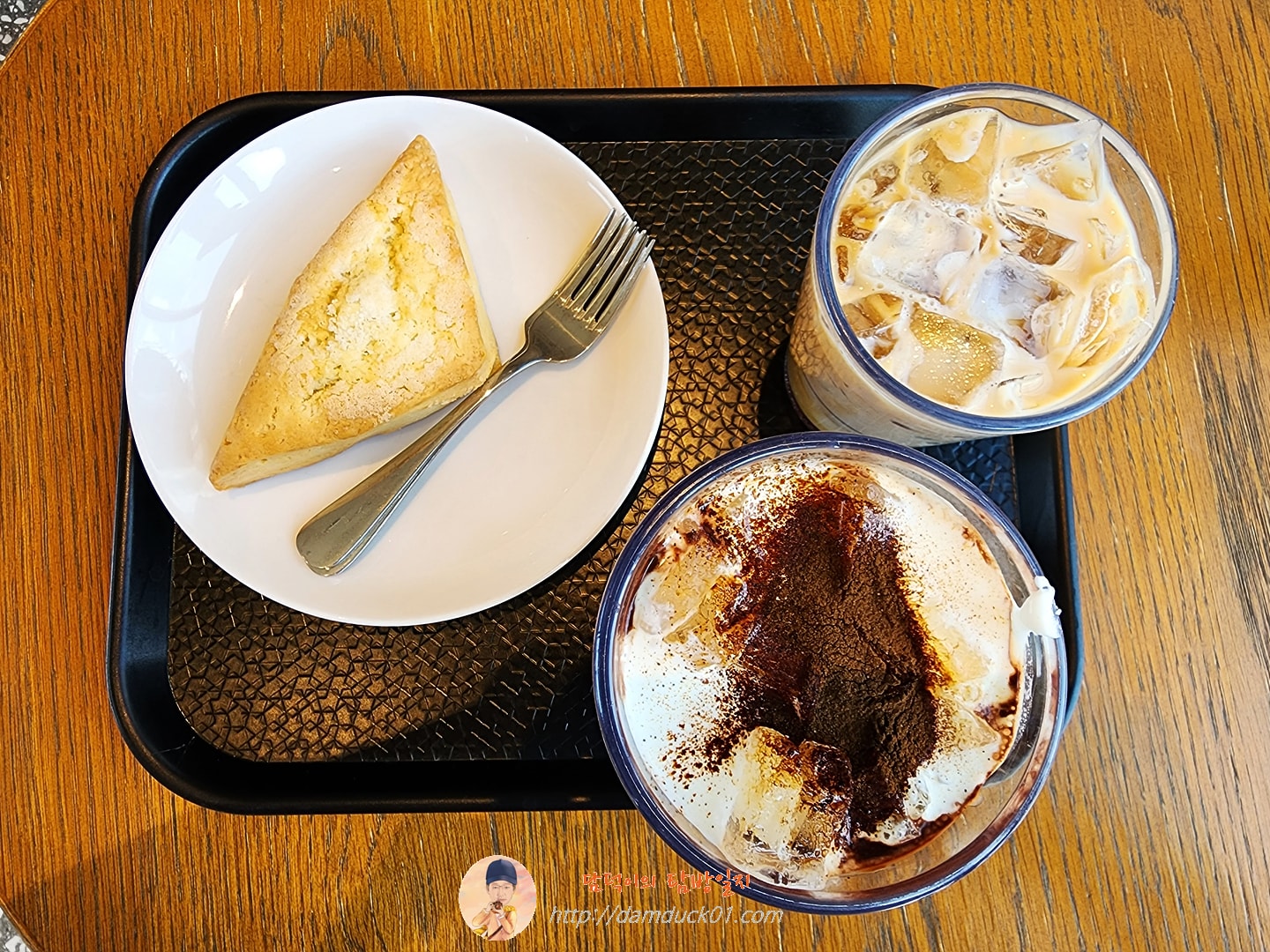 클래식 스콘, 아이스 블랙 글레이즈드 라떼, 바닐라 크림 콜드 브루