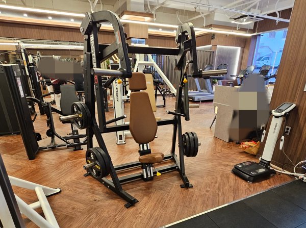 헬스장안에 있는 운동기구들