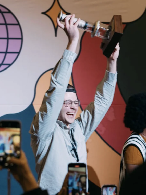 챔피언이 트로피를 두 손으로 번쩍 들어 올렸다.